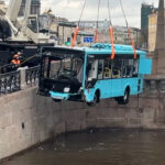 Падение автобуса в Мойку: Власти хотят наградить прохожих, спасавших людей